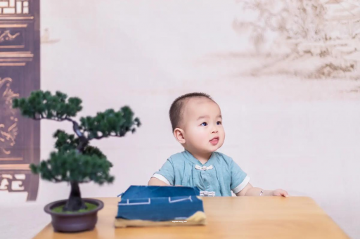 永春怀孕肚子中间凹两边凸
